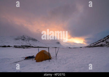 Sci alpinismo in Lapponia svedese, in Kebnekaise massiccio montuoso. La Svezia, Europa Foto Stock