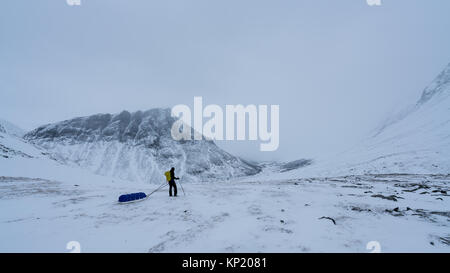 Sci alpinismo in Lapponia svedese, in Kebnekaise massiccio montuoso. La Svezia, Europa Foto Stock