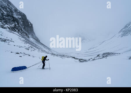 Sci alpinismo in Lapponia svedese, in Kebnekaise massiccio montuoso. La Svezia, Europa Foto Stock