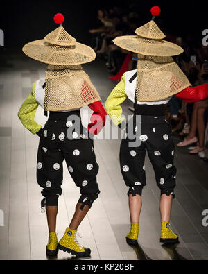 NEW YORK, NY - Settembre 07, 2017: modelli a piedi la pista al Desigual Primavera Estate 2018 fashion show durante la settimana della moda di New York Foto Stock