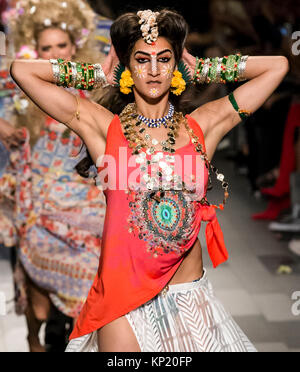NEW YORK, NY - Settembre 07, 2017: modelli a piedi la pista al Desigual Primavera Estate 2018 fashion show durante la settimana della moda di New York Foto Stock