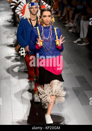NEW YORK, NY - Settembre 07, 2017: modelli a piedi la pista al Desigual Primavera Estate 2018 fashion show durante la settimana della moda di New York Foto Stock