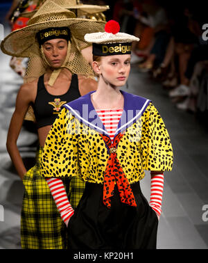 NEW YORK, NY - Settembre 07, 2017: modelli a piedi la pista al Desigual Primavera Estate 2018 fashion show durante la settimana della moda di New York Foto Stock