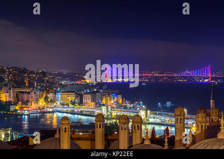 Vista notturna della Torre di Galata, sul bosforo,karakoy bridge e 15 giugno Martiri e Riva di Beyoglu district da cortile di Solimano Istanbul, Turchia. Foto Stock