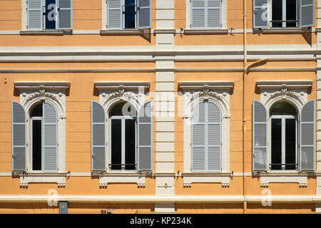 Persiane alle finestre su un edificio di monaco Foto Stock