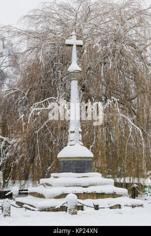 La caduta di neve che ricoprono il memoriale di guerra in Bourton sull'acqua, Cotswolds, Gloucestershire, Inghilterra Foto Stock