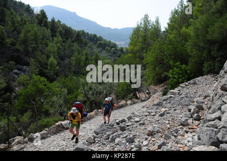 Due escursionisti salire le montagne Tramuntana in Mallorca sulla GR221 Ruta de Pedra en Sec a lunga distanza percorso. Questo è il Barranc de Biniaraix. Foto Stock