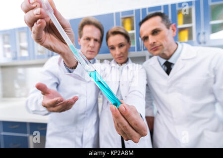 Gli scienziati facendo esperimento Foto Stock