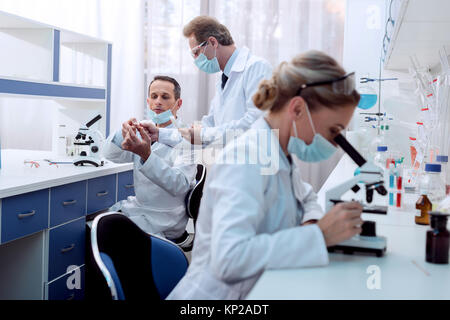 Farmacia facendo analisi al microscopio Foto Stock