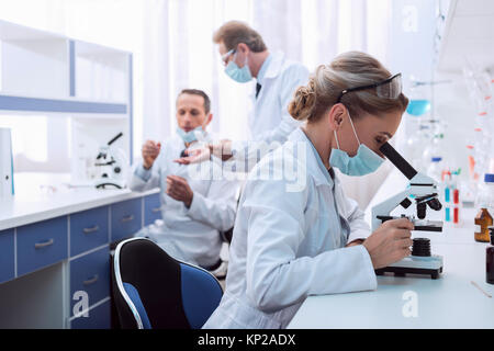 Farmacia facendo analisi al microscopio Foto Stock