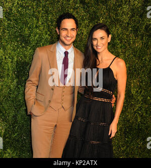 NEW YORK, NY - novembre 02: Demi Moore, Zac Posen assiste la dodicesima edizione CFDA/Vogue Fashion Fund Awards a molla Studios il 2 novembre 2015 in New York City People: Demi Moore, Zac Posen Foto Stock