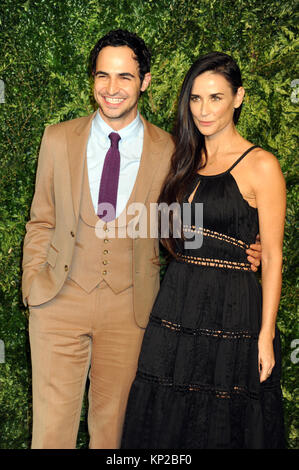 NEW YORK, NY - novembre 02: Zac Posen, Demi Moore assiste la dodicesima edizione CFDA/Vogue Fashion Fund Awards a molla Studios il 2 novembre 2015 in New York City People : Zac Posen, Demi Moore Foto Stock