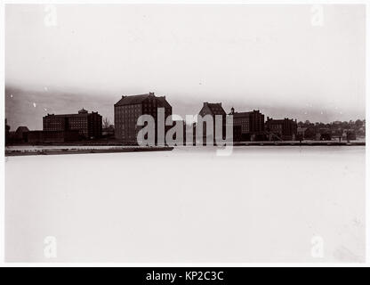 Piede di bronzo sotto forma di sfinge, greco, arcaico, ca. 600 a.C. Questo piede di bronzo era probabilmente uno dei tre che supportavano un bacino estremamente grande e poco profondo. Creature mitologiche come la sfinge qui e il griffin dovrebbero essere intese come figure di guardiani, non semplicemente come decorazioni. Foto Stock