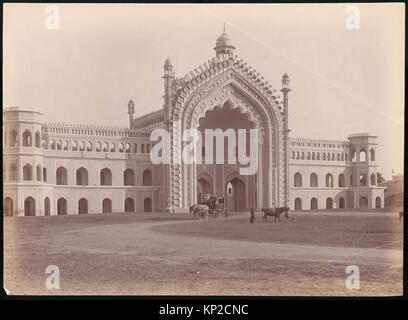 Rumi Darwaza, nota anche come porta turca, è una porta monumentale a Lucknow, in India. Costruito nel 1784 da Nawab Asaf-ud-Daula, è alto 60 metri ed esemplifica l'architettura Awadhi. La porta è stata modellata sulla Sublime porta di Istanbul, Turchia, e serviva da ingresso al complesso Bara Imambara. Foto Stock