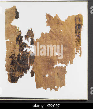 Questo frammento di lino dipinto romano-egiziano della fine del II-III secolo d.C. raffigura le mani di una donna adornate con più anelli, tra cui un anello di serpente, che mostra la fusione di pratiche funerarie romane ed egiziane. Foto Stock