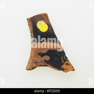 Frammento di un kylix di terracotta, un'antica tazza greca per bere. Il pezzo mostra il bordo e parte della superficie decorata, riflettendo l'artigianato della ceramica e il design classico. Foto Stock