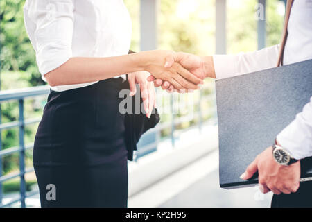 Business partnership handshaking dopo la sorprendente trattare all'aperto alla riunione Foto Stock