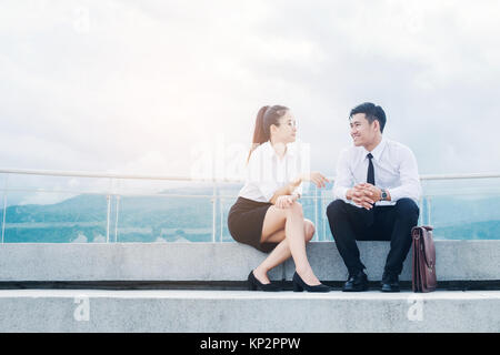 Asian Business persone che parlano al di fuori ufficio dopo il lavoro Foto Stock