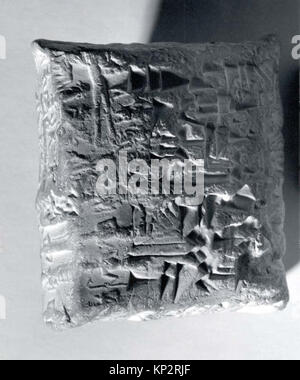 Custodia in argilla del periodo antico babilonese (ca. 1749–1712 a.C.), impressionato da quattro guarnizioni cilindriche. Una volta conteneva una tavoletta cuneiforme che documentava il rimborso di un prestito. Dimensioni: 7/8 x 3/4 x 1/8 poll. Foto Stock