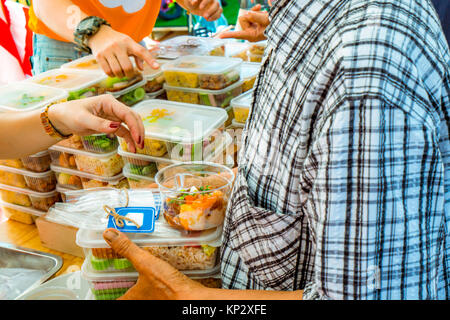 Volontari dando cibo per i poveri. Il concetto di povertà. Impresa privata beneficenza dare il cibo ai bisognosi. Foto Stock