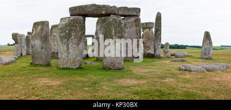 Stonehenge, Salisbury Plains, Inghilterra, monumento neolitico costituito da grandi pietre in disposizione circolare Foto Stock