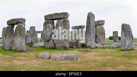 Stonehenge, Salisbury Plains, Inghilterra, monumento neolitico costituito da grandi pietre in disposizione circolare Foto Stock