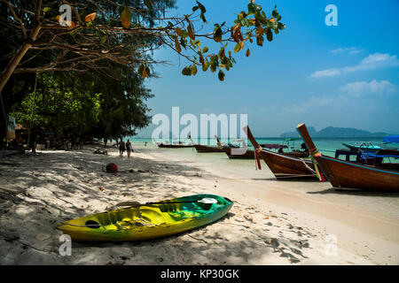 Barca dalla coda lunga a Isola di Phi Phi Krabi Thailandia Foto Stock