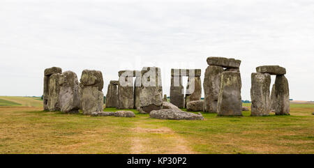 Stonehenge, Salisbury Plains, Inghilterra, monumento neolitico costituito da grandi pietre in disposizione circolare Foto Stock