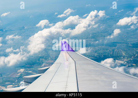 Foto dalla finestra di un aeroplano che vola al di sopra della Thailandia, vista dell'ala Foto Stock