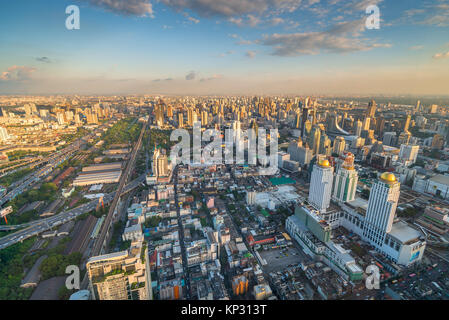 Vista di Bangkok dalla sommità del famoso grattacielo durante il tramonto Foto Stock