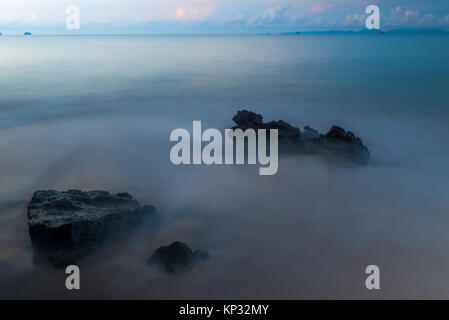 Mistico scuro foto - le onde del mare e ciottoli sulla spiaggia vicino fino Foto Stock