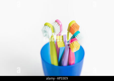 Nuovo colore ultra fine spazzolini da denti in vetri colorati. Industria dentaria. vari tipi di spazzolini da denti. Sorriso Bellissimo concetto. Sbiancamento. La cura dei denti. Foto Stock