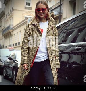 Parigi- 28 settembre 2017 donna sulla strada durante la settimana della moda di Parigi Foto Stock