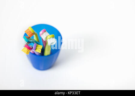 Nuovo colore ultra fine spazzolini da denti in vetri colorati. Industria dentaria. vari tipi di spazzolini da denti. Sorriso Bellissimo concetto. Sbiancamento. La cura dei denti. Foto Stock