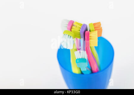 Nuovo colore ultra fine spazzolini da denti in vetri colorati. Industria dentaria. vari tipi di spazzolini da denti. Sorriso Bellissimo concetto. Sbiancamento. La cura dei denti. Foto Stock