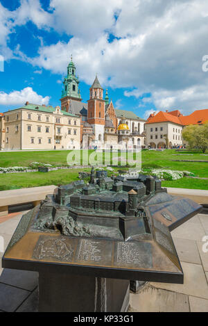 Dalla collina di Wawel Cracovia, la cattedrale e il castello di edifici sul colle di Wawel, Cracovia, con un modello in scala del Wawel sito al primo piano, Polonia. Foto Stock