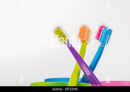 Nuovo colore ultra fine spazzolini da denti in vetri colorati. Industria dentaria. vari tipi di spazzolini da denti. Sorriso Bellissimo concetto. Sbiancamento. La cura dei denti. Foto Stock