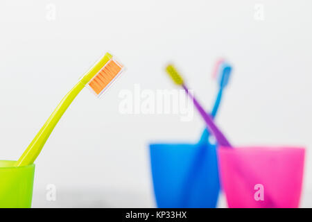 Nuovo colore ultra fine spazzolini da denti in vetri colorati. Industria dentaria. vari tipi di spazzolini da denti. Sorriso Bellissimo concetto. Sbiancamento. La cura dei denti. Foto Stock