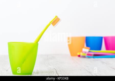 Nuovo colore ultra fine spazzolini da denti in vetri colorati. Industria dentaria. vari tipi di spazzolini da denti. Sorriso Bellissimo concetto. Sbiancamento. La cura dei denti. Foto Stock