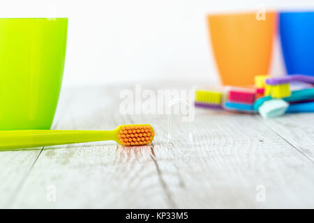 Nuovo e usato colore ultra fine spazzolini da denti in vetri colorati. Industria dentaria. vari tipi di spazzolini da denti. Sorriso Bellissimo concetto. Sbiancamento. A Foto Stock