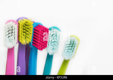 Nuovo colore ultra fine spazzolini da denti in vetri colorati. Industria dentaria. vari tipi di spazzolini da denti. Sorriso Bellissimo concetto. Sbiancamento. La cura dei denti. Foto Stock