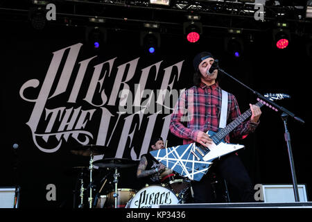 La American rock band squarciare il velo esegue un concerto dal vivo presso lo Swiss Music Festival Festival Greenfield 2017 in Interlaken. Qui il cantante e il chitarrista Vic Fuentes è visto dal vivo sul palco. La Svizzera, 08/06 2017. Foto Stock