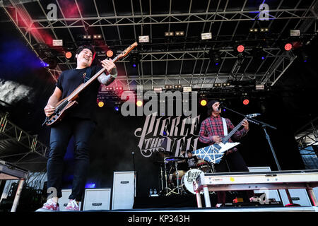 La American rock band squarciare il velo esegue un concerto dal vivo presso lo Swiss Music Festival Festival Greenfield 2017 in Interlaken. Qui il cantante e il chitarrista Vic Fuentes (R) è visto dal vivo sul palco con il bassista Jaime Preciado (L). La Svizzera, 08/06 2017. Foto Stock