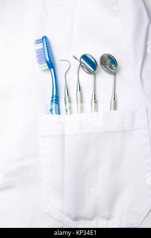 Dentista bianco Pocket con spazzolino e specchio angolato Foto Stock