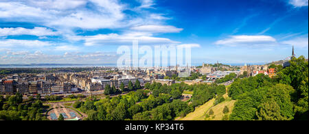 Paesaggio urbano panoramica di Edimburgo, capitale della Scozia come vista dal Castello di Edimburgo in agosto del 2012 Foto Stock