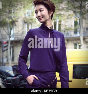 Parigi- 28 settembre 2017 donna sulla strada durante la settimana della moda di Parigi Foto Stock