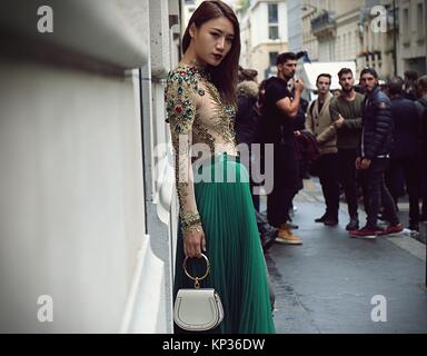 Parigi- 28 settembre 2017 donna sulla strada durante la settimana della moda di Parigi Foto Stock