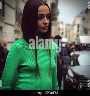 Parigi- 28 settembre 2017 donna sulla strada durante la settimana della moda di Parigi Foto Stock