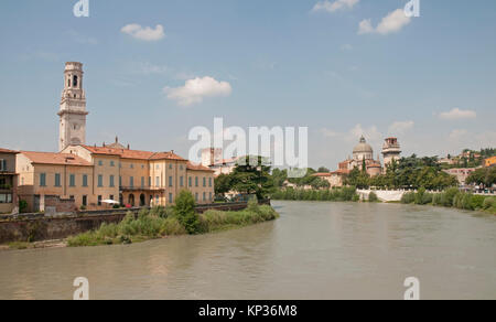 Il fiume Adige che scorre attraverso la città vecchia di Verona Foto Stock