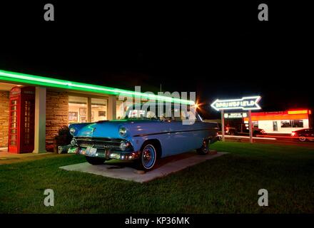 Springfield, Missouri - Luglio 18, 2017. Springfield strada segno di freccia e retrò auto in Best Western Paradiso rampa motel. Famoso motel sulla rotta 66 Foto Stock